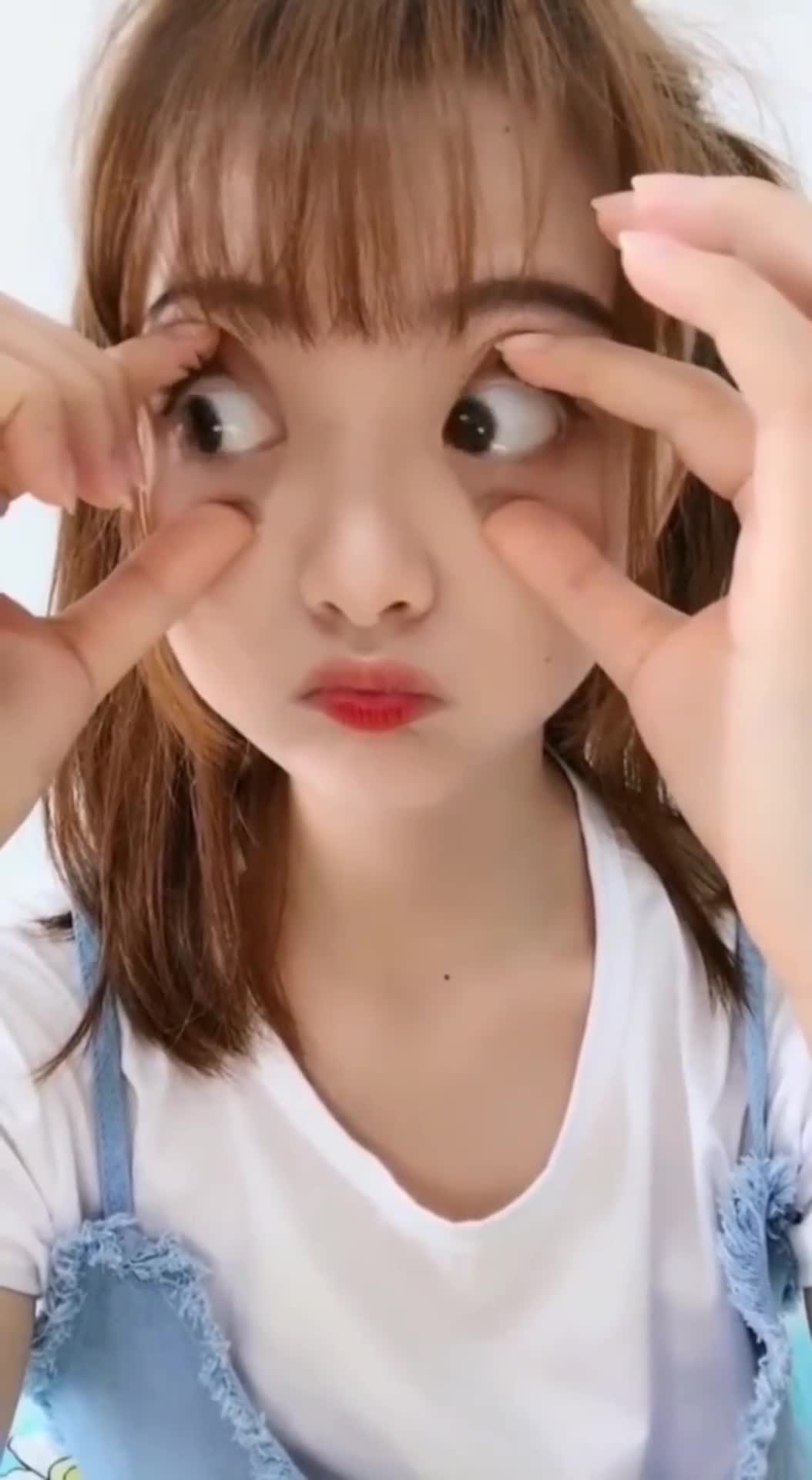 美女慢点慢点小心把眼珠子转下来了