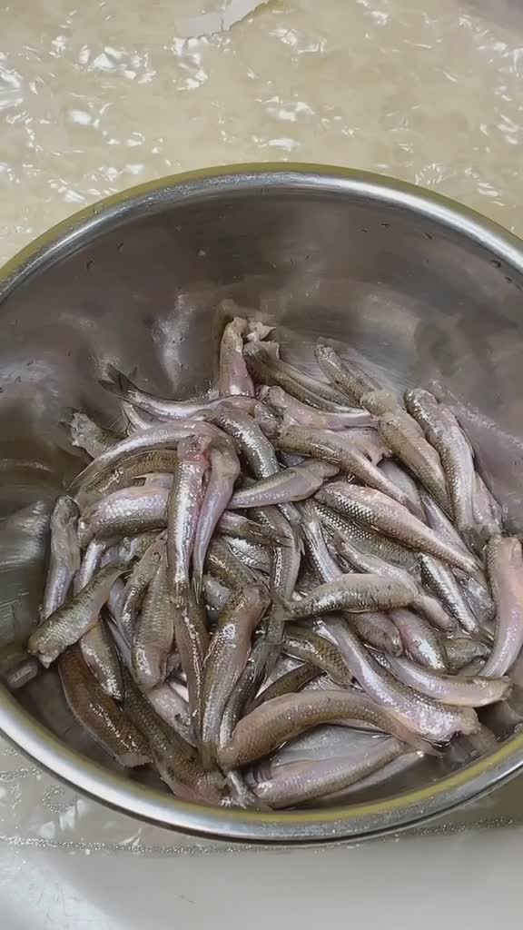 南北饮食大不同,小河鱼这样做骨头渣子都不剩