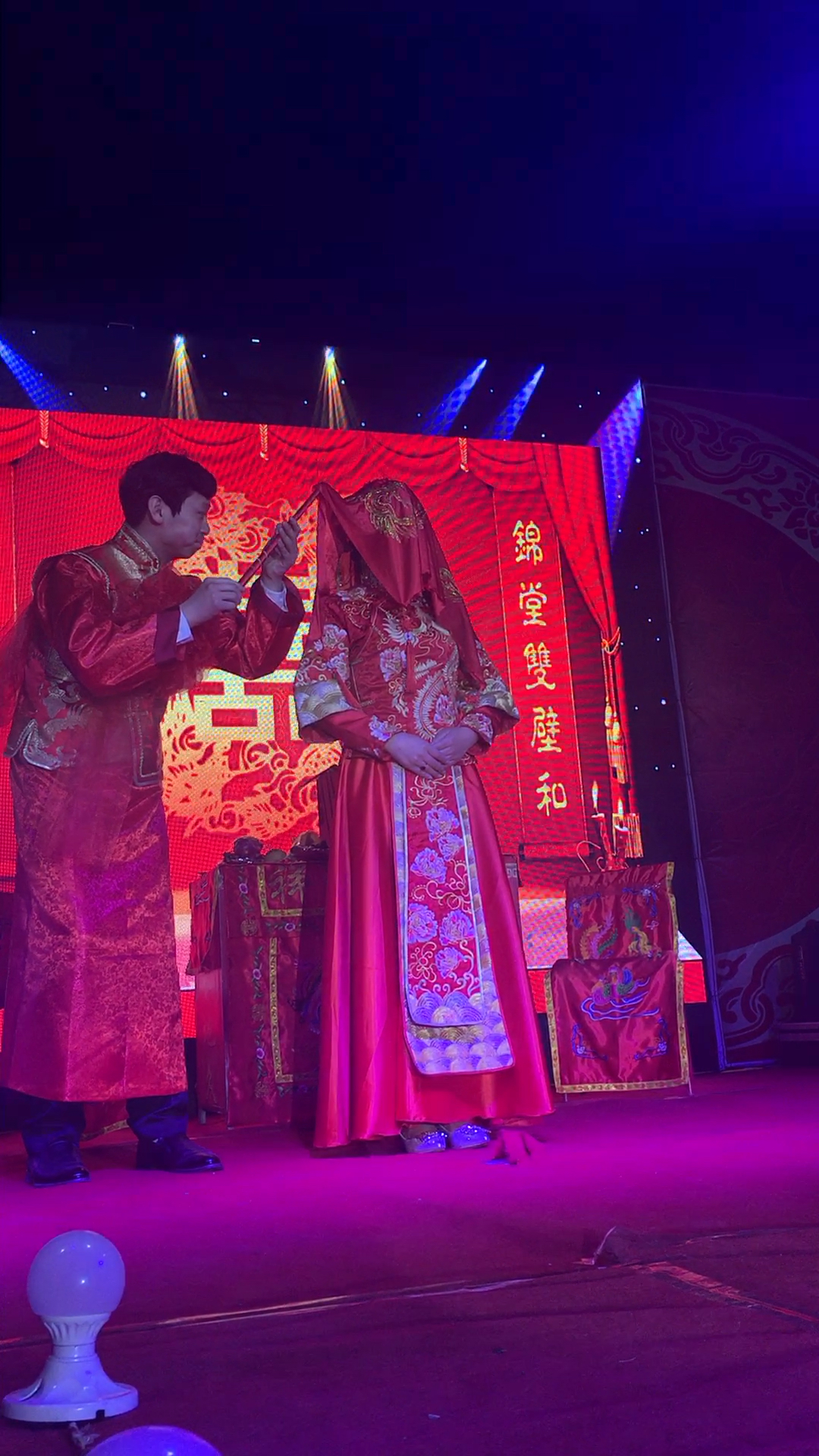 大晚上举行婚礼,这在北方是罕见的哦!挑开盖头瞧新娘喽!