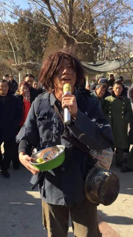 乞丐唱歌