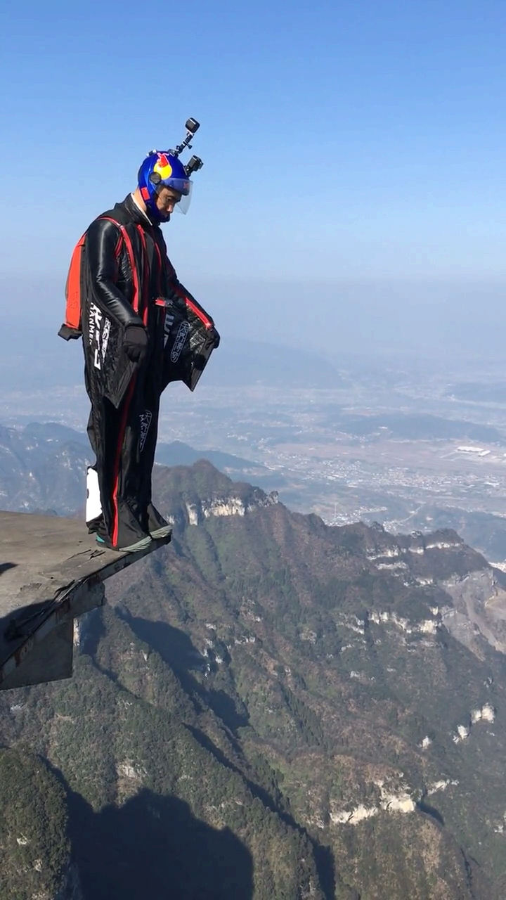 非专业飞行员请勿模仿,张家界天门山翼装飞行