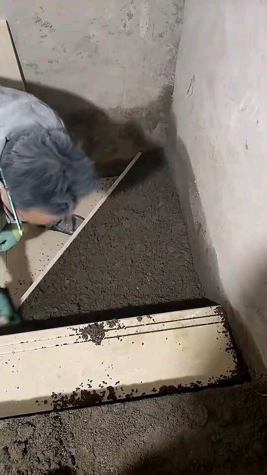 楼梯转角处贴砖,老师傅干活很利索!