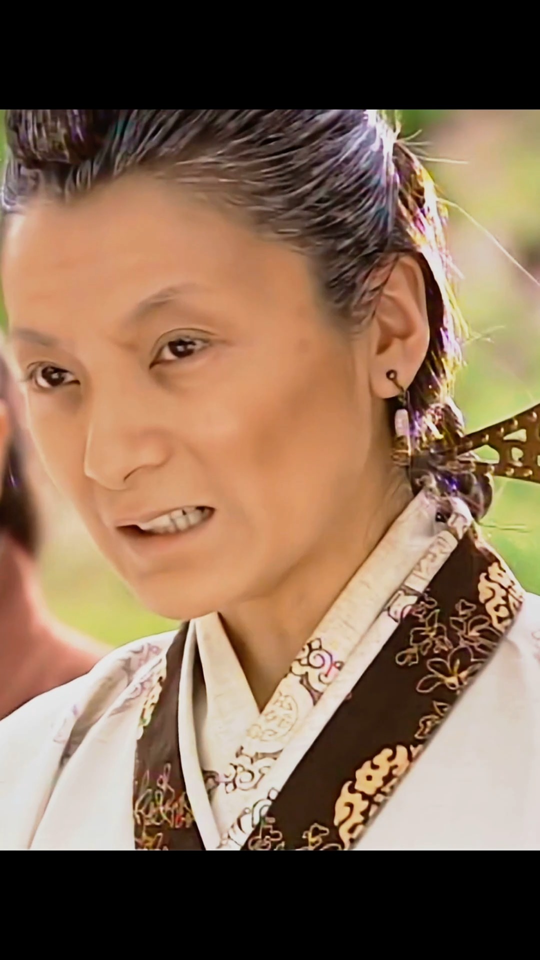 倚天屠龙记#灭绝师太vs金花婆婆,倚天剑一出,一剑轻松斩断珊瑚拐杖!