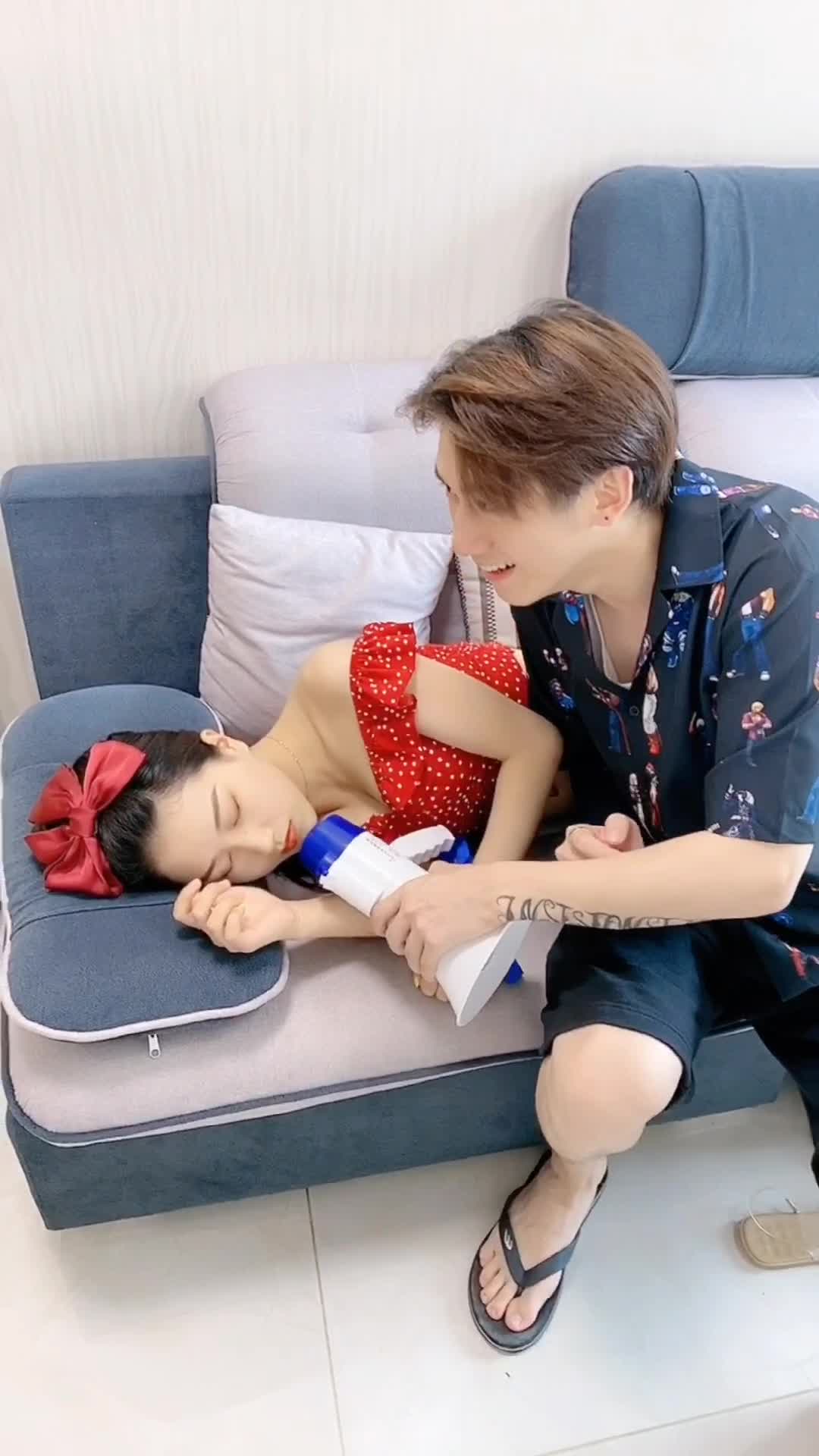 和女朋友在一起三年,终于见到她睡着的样子了!