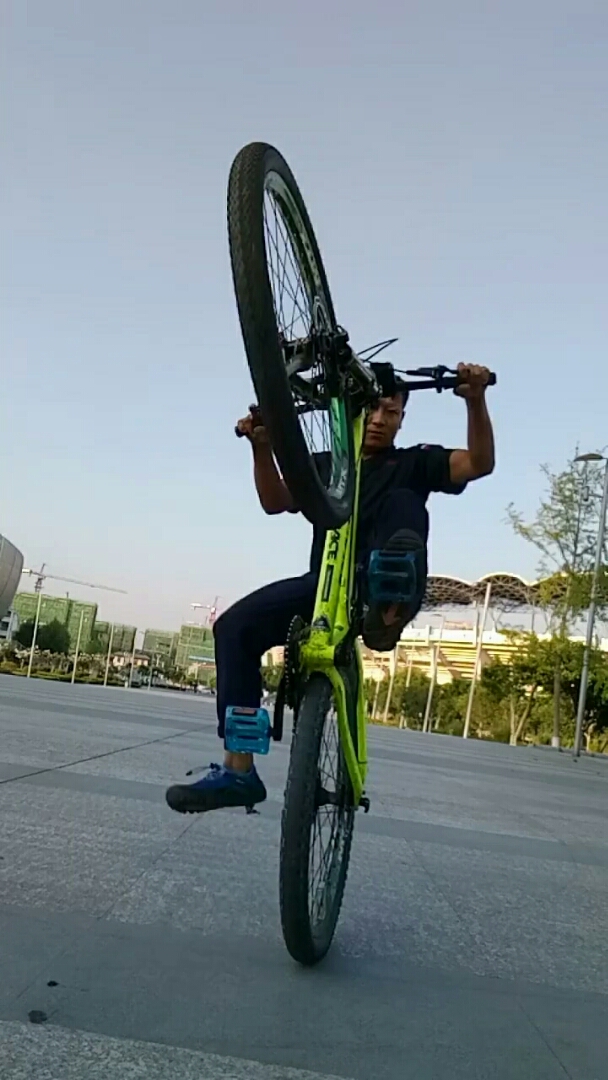 自拍自演单车压弯特技