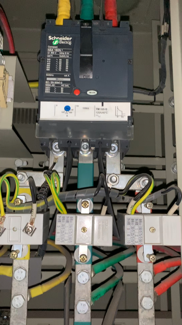 这配电柜做的安全距离太近了,每次开电柜门都要小心翼翼的,生怕电到