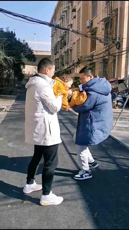 两个爸爸带着两个可爱的混血宝宝跨度新一年!