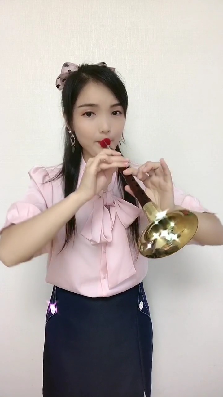 经典老歌美女唢呐吹奏这一拜荡气回肠气势磅礴听得人热血沸腾弘扬民乐