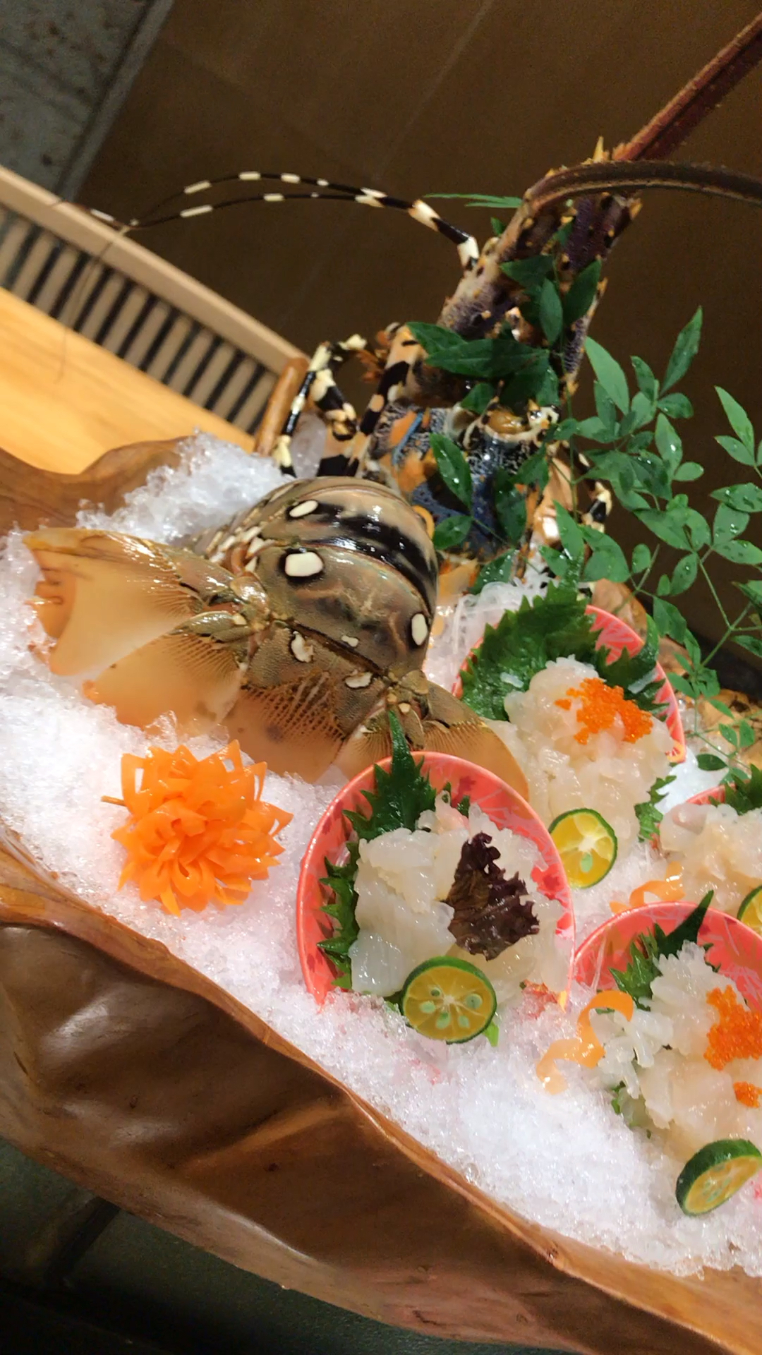 舌尖上的旅行#彩电龙虾做刺身还不错哦!龙虾头还可以用来煮粥