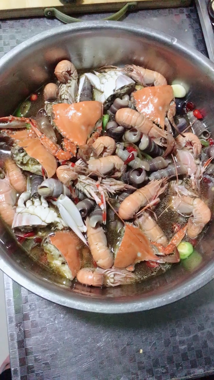 海鲜一锅出,又香又麻又辣又甜,看了流口水哦!