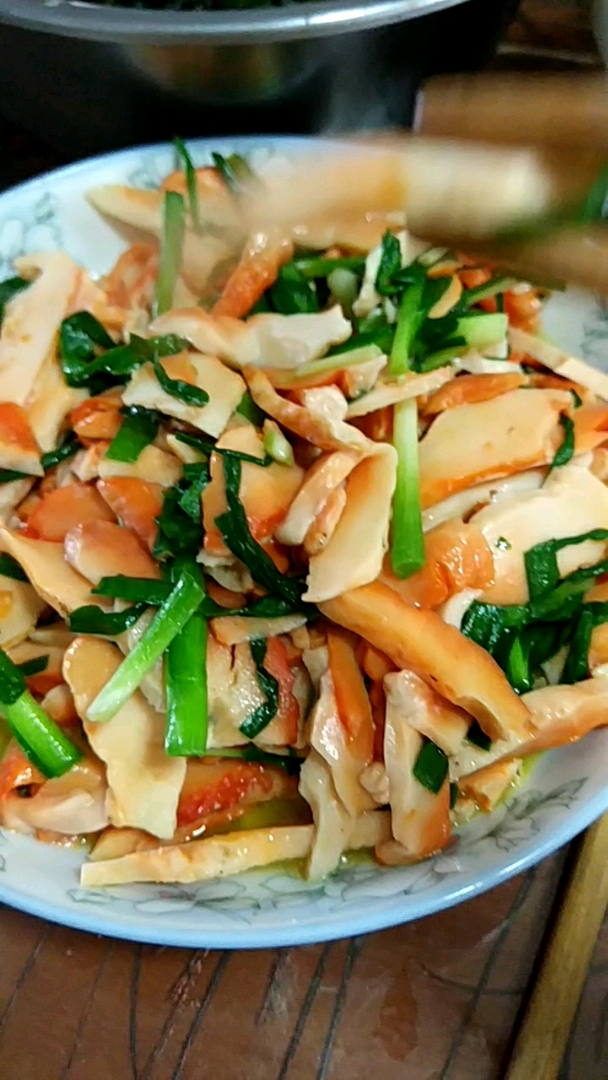 这蘑菇也是东北的特产,像一种飞禽肉一般(鸟名叫树鸡,飞龙)取名树鸡蘑