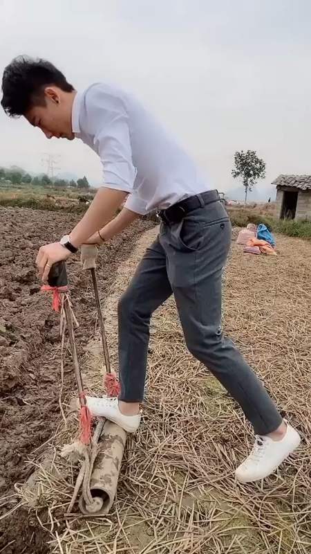 农村生活#刚回到家的大表哥,一下车就来地里干活,你们知道这是什么