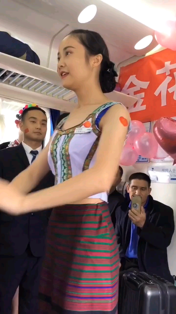 火车上跳傣族舞的列车员小姐姐