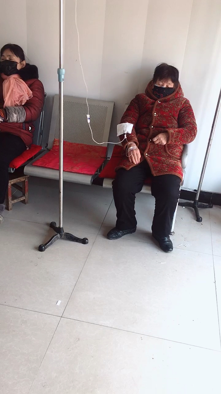 农村小诊所里都戴着口罩