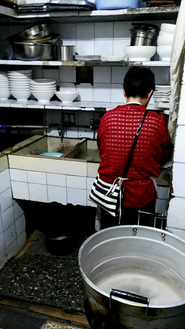 饭店洗碗工辛苦图片图片