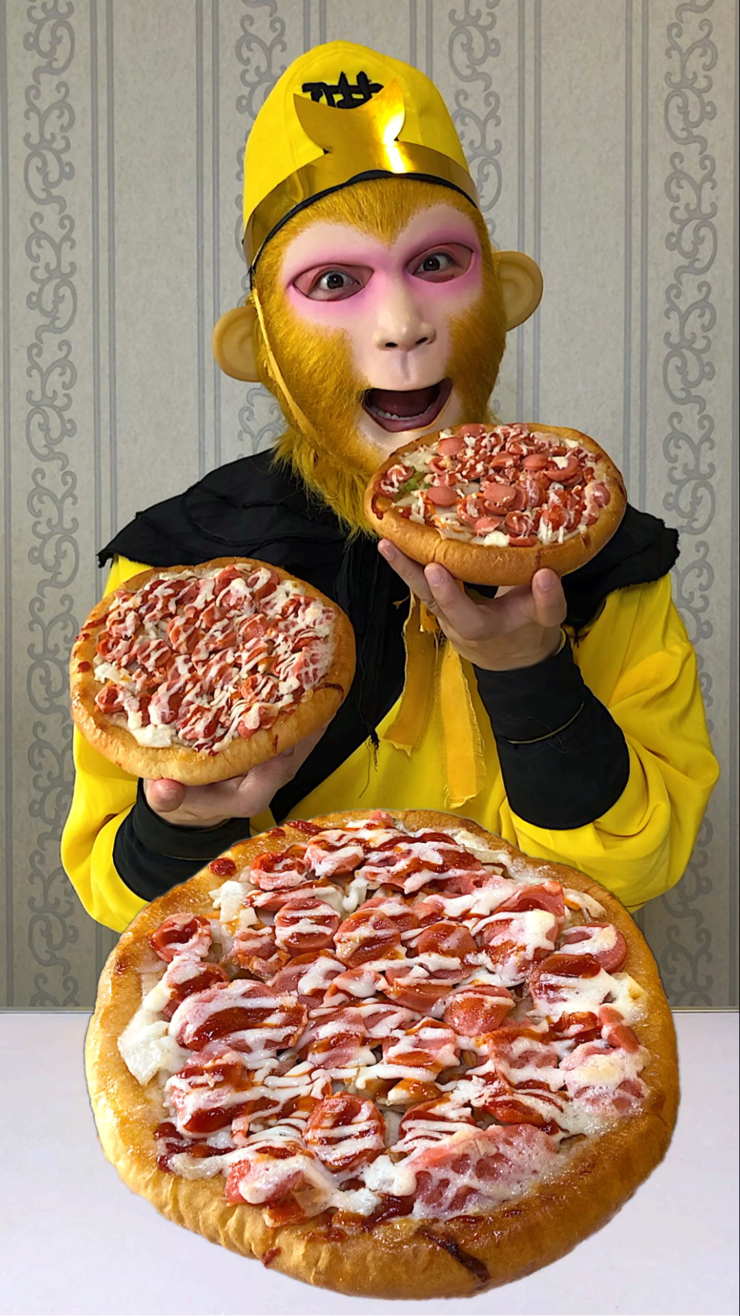 美食#美食猴哥吃披萨,味道好极啦.