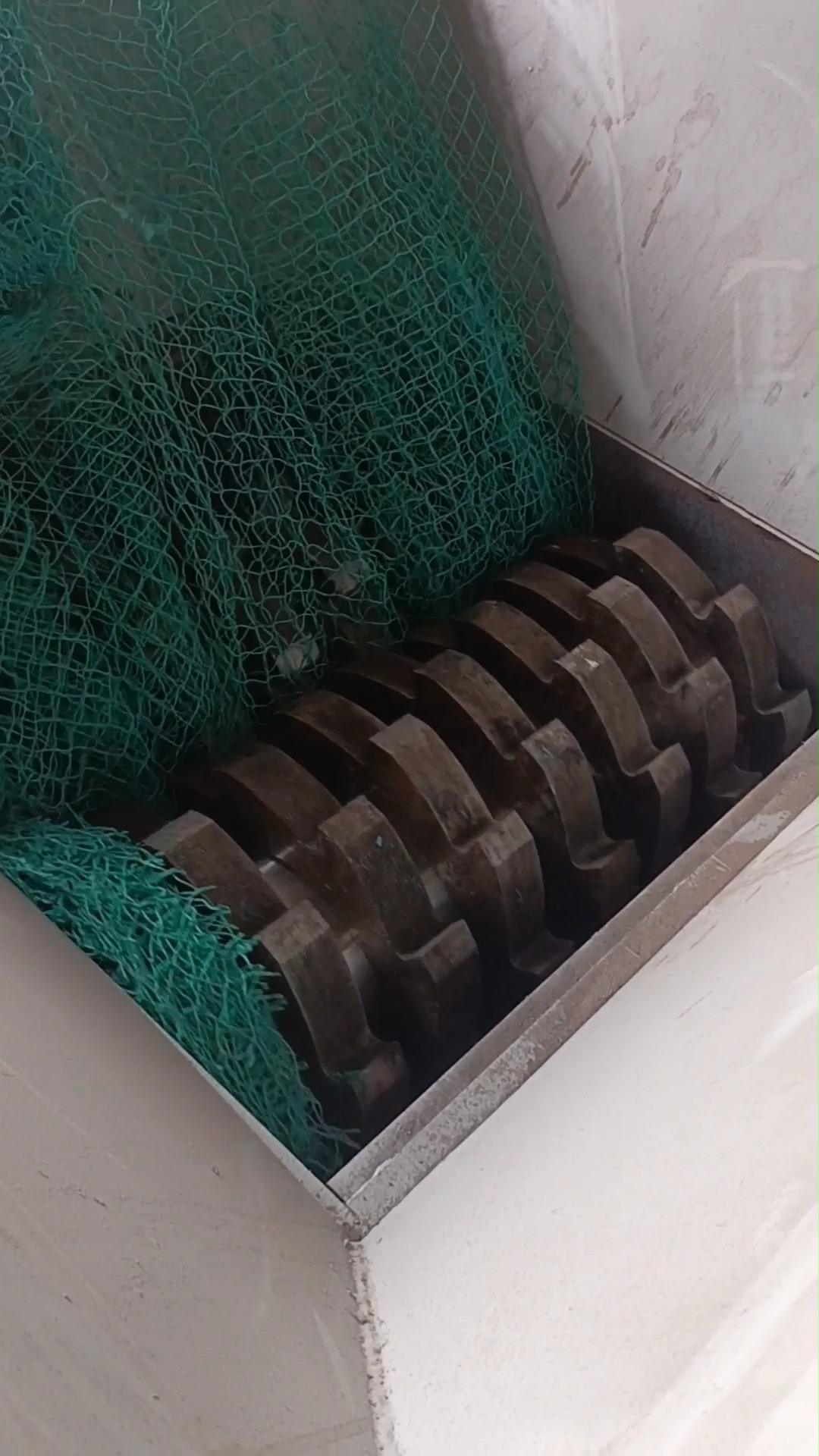 废渔网撕碎粉碎机#渔网撕碎机试机,鱼笼鱼线撕碎粉碎机,安全网防护网