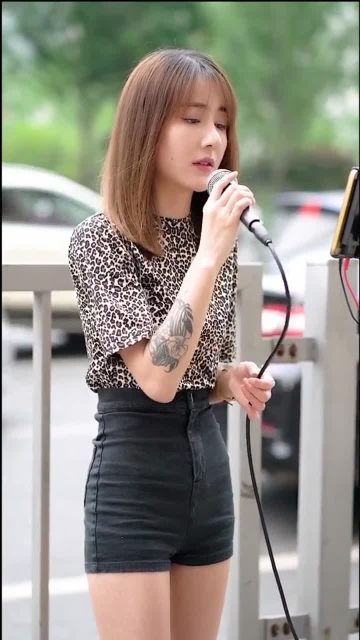 美女街头唱歌