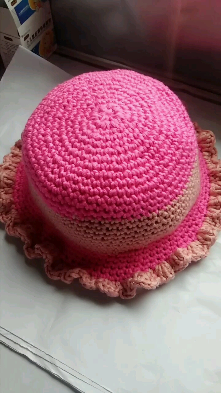 刚刚钩好的太阳帽