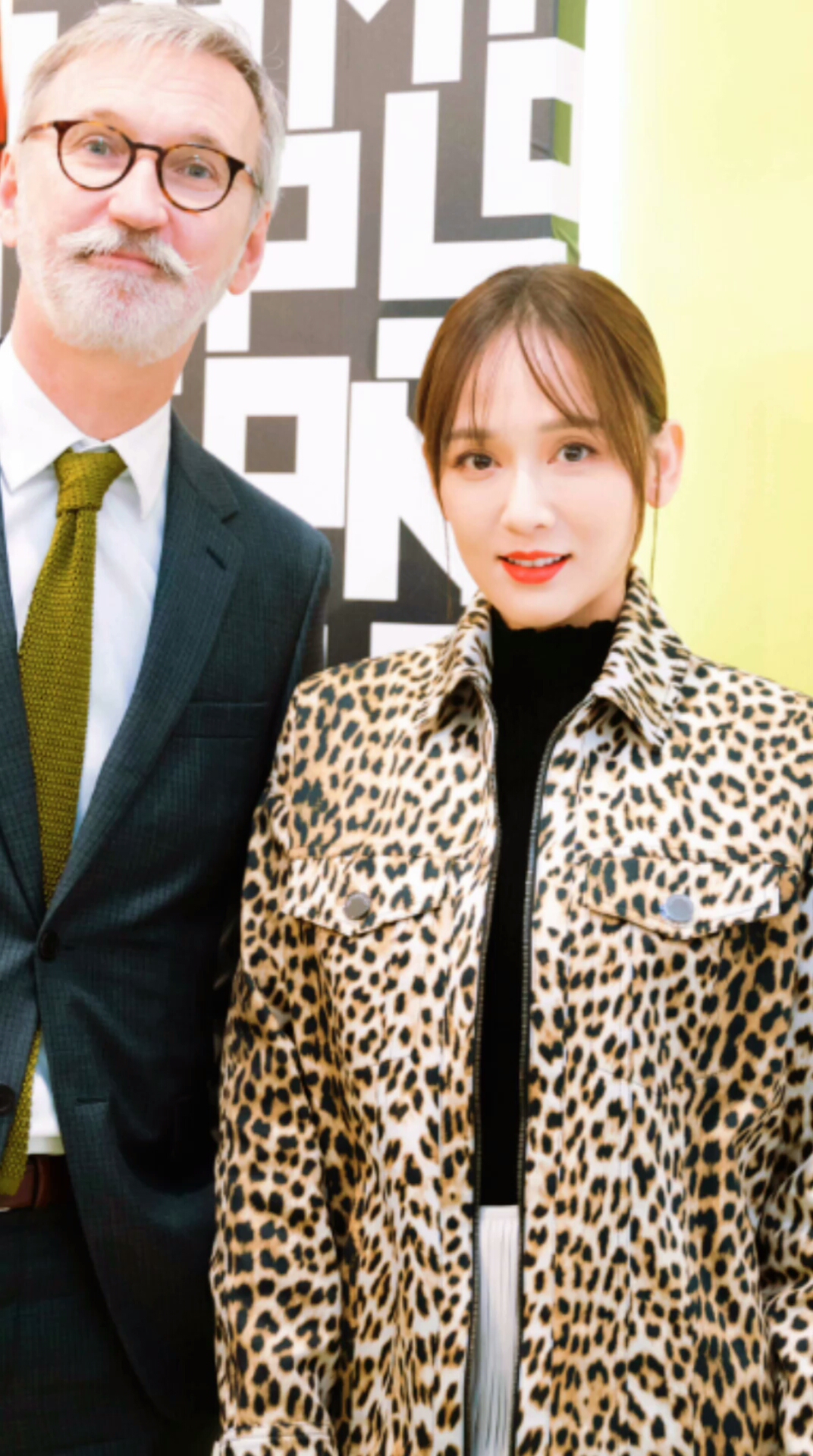 陈乔恩不愧是女王,40岁穿豹纹赶时髦,却用流苏裙秀腿抢镜头