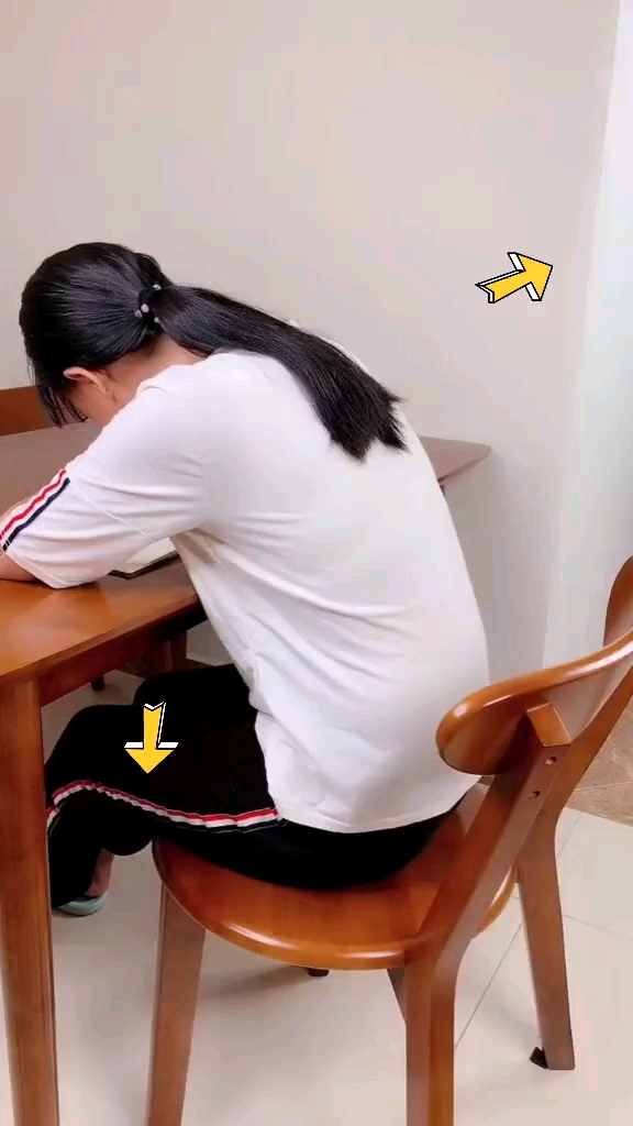 孩子看书老是弯腰驼背!所以一个背背佳解决啦