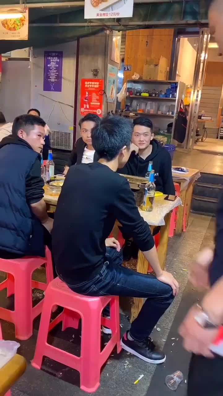 客不带客是规矩!请兄弟吃饭他却借花献佛,这样的人不交也罢!