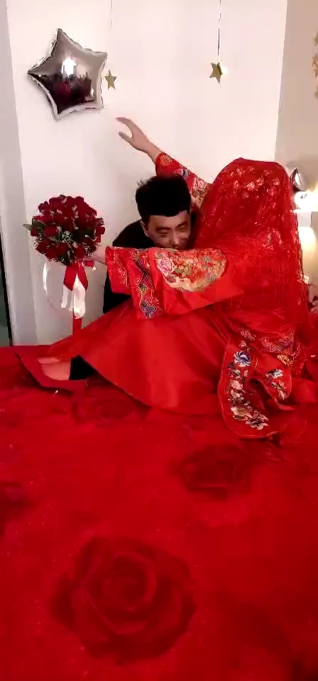新郎抱着漂亮的新娘上花轿喽!新娘好重呀,该减肥了.