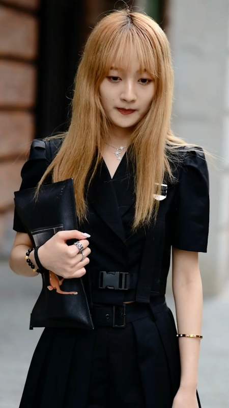 街头偶遇一身黑小姐姐,盛夏黑色也能这么清爽出彩?