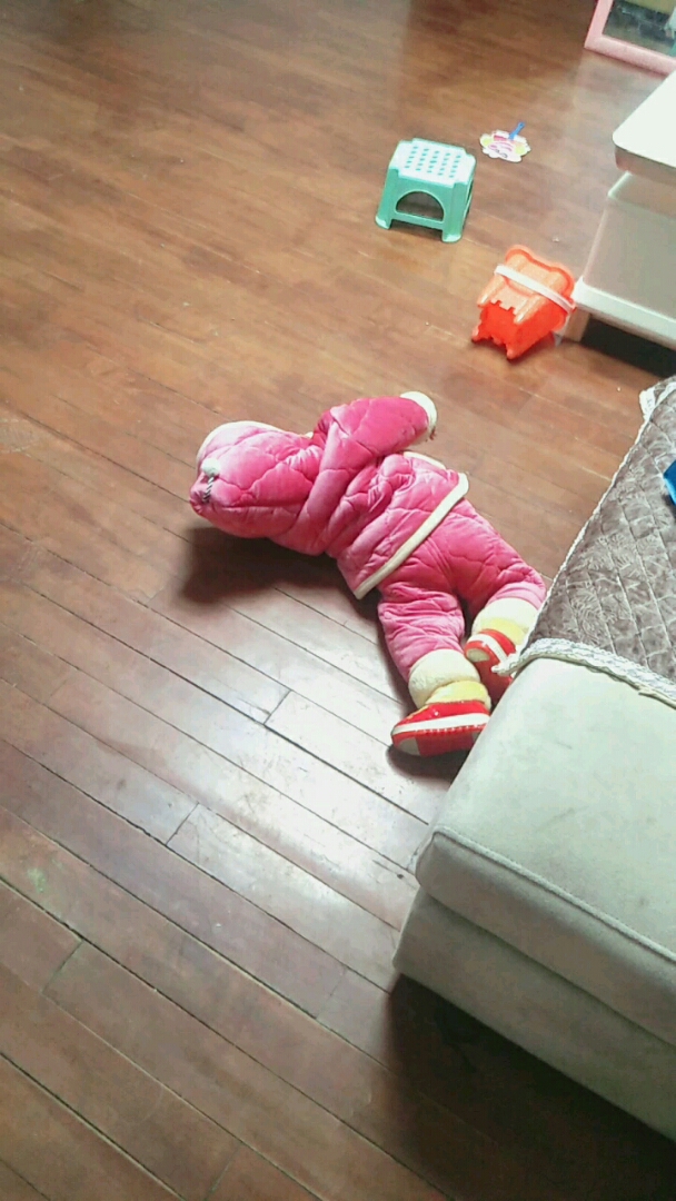 还以为宝宝在看电视,结果到跟前看到宝宝趴地上睡着了,你这是有多困啊