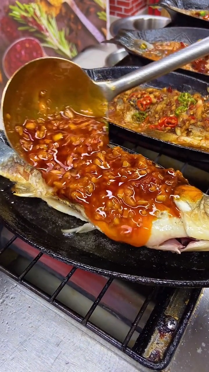 铁板烤鱼,一个烤炉一个人,同时做6条鱼,再也不用担心被顾客催