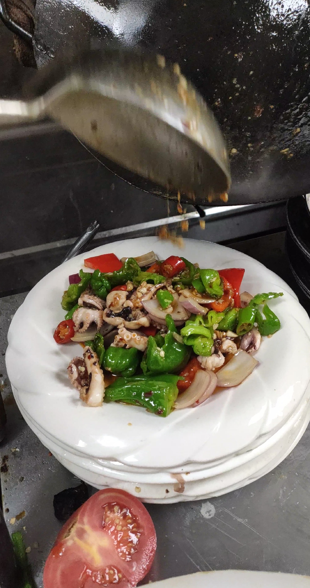 朋友介绍的厨师来试菜,炒的酱爆八爪鱼,老板说这菜缺点太多,再试几个