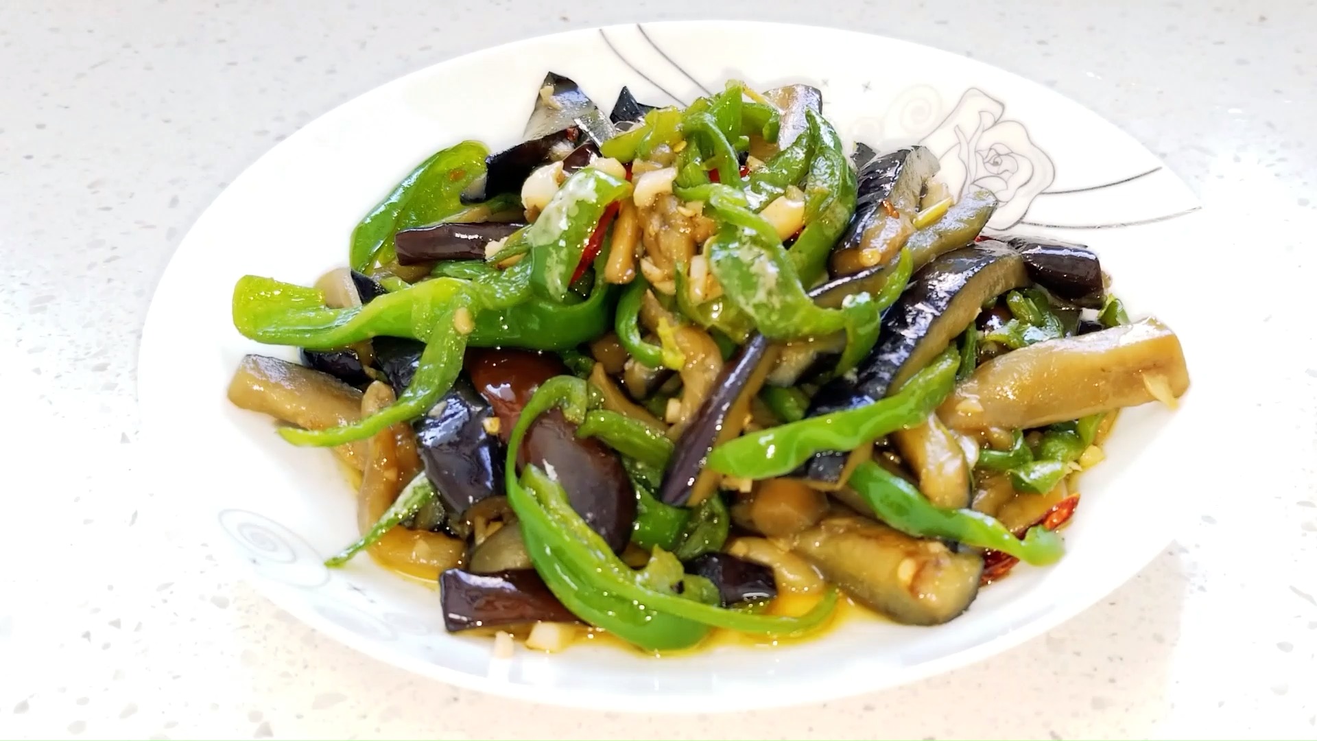 秀出我的家乡味#茄子的经典做法,青椒炒茄子,不用油炸,茄子也能扰糯