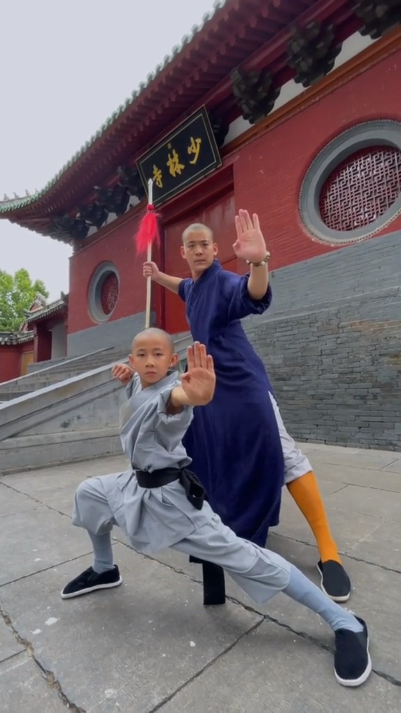 少林功夫#师徒练功:拳打一条线,枪挑一条线!