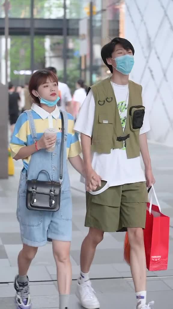 王摇摆带着菜菜,来太古里炸街了@王摇摆@菜菜