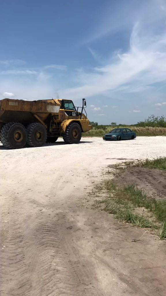 矿车碾压小轿车