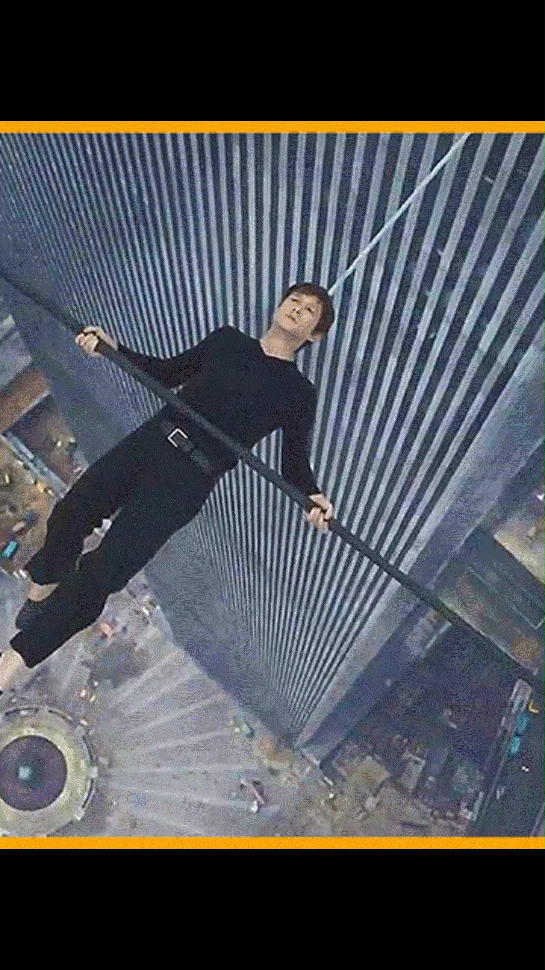 云中行走#真实故事,男子在421米的高空行走钢索,令人震撼