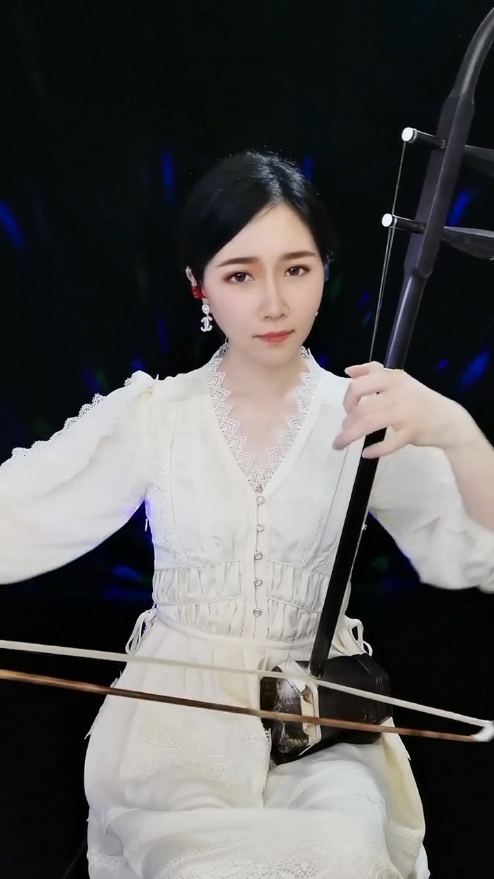 迷惑行为大赏#美女二胡深情独奏《中国大舞台》,弓法自如,琴音柔美