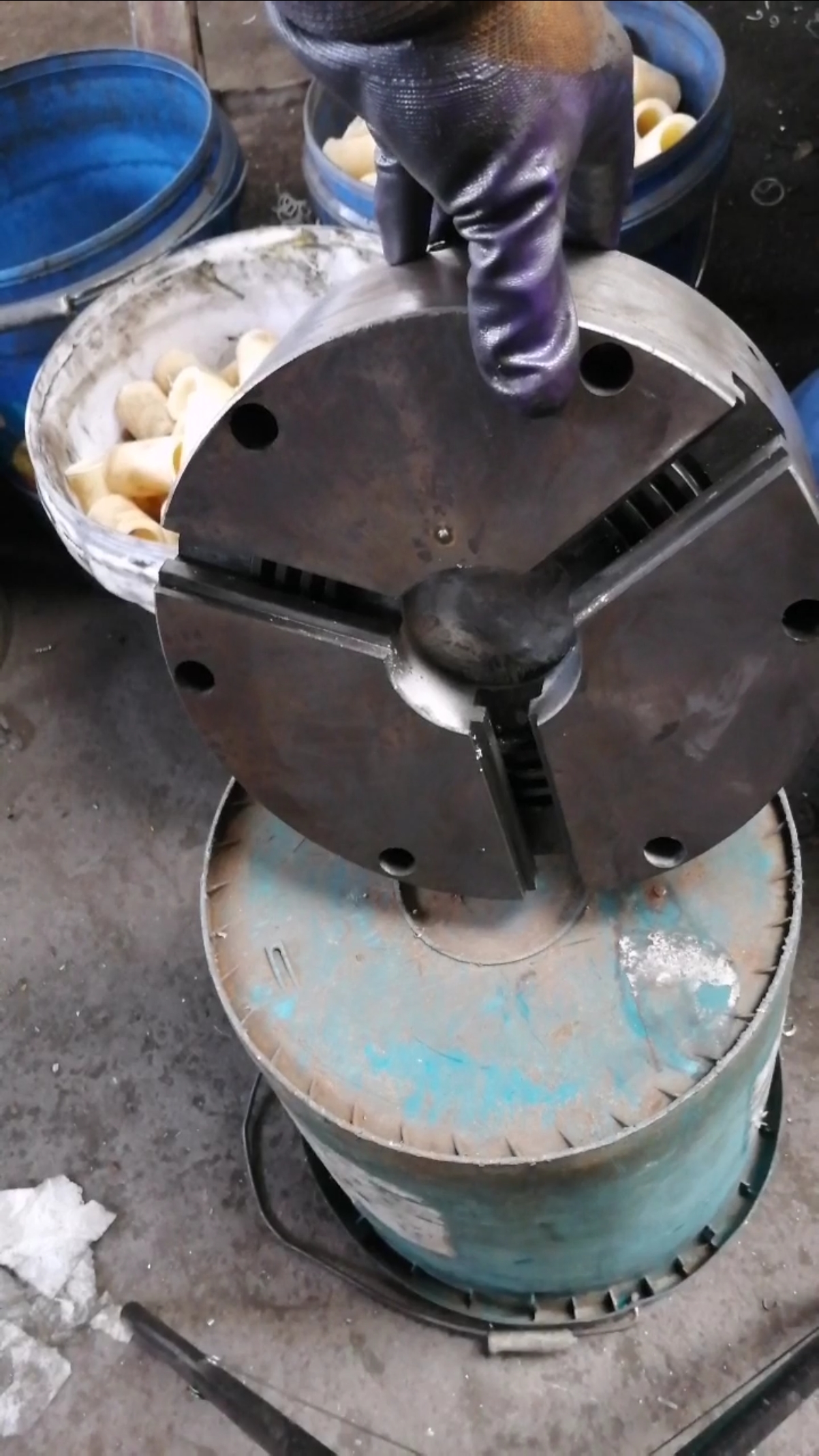 费了好大劲,把电动卡盘拆下来,有的活不用手动卡盘没法干