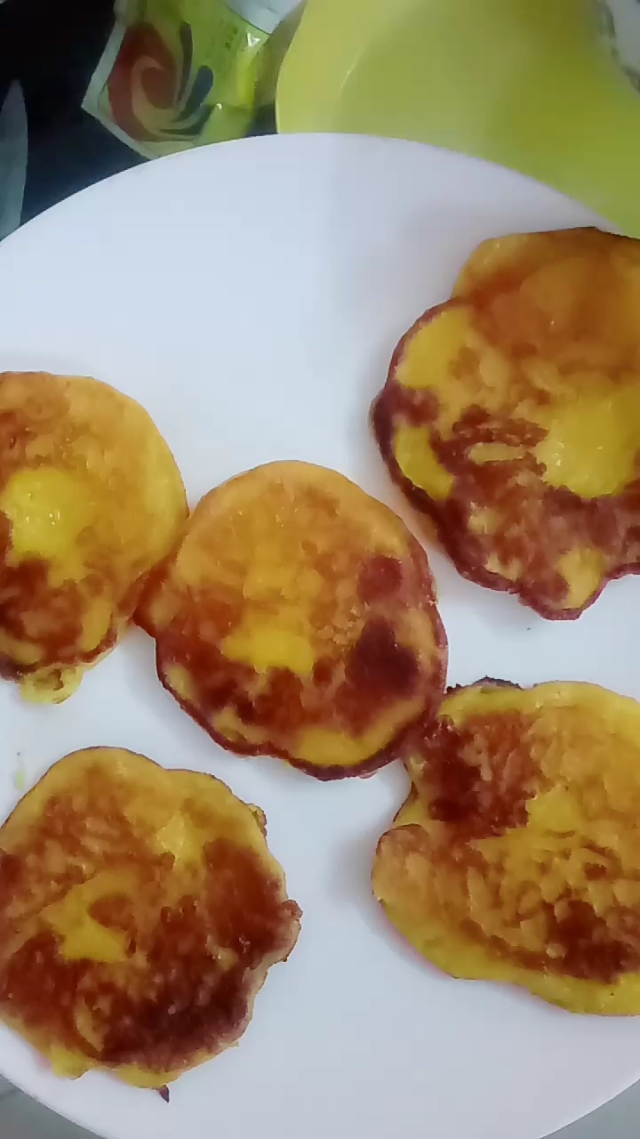 不粘锅加油,用小饭勺一勺一勺放入锅中,中火转小火烙两分钟至两面金黄