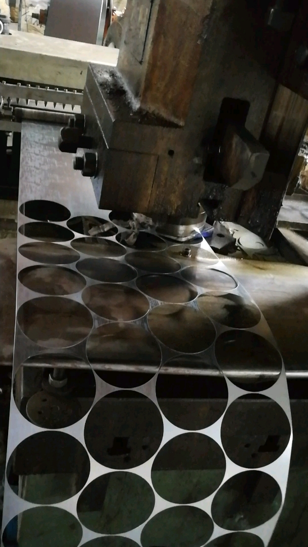 冲压件的自动下料,四排,机构接料,一个工人管三台.