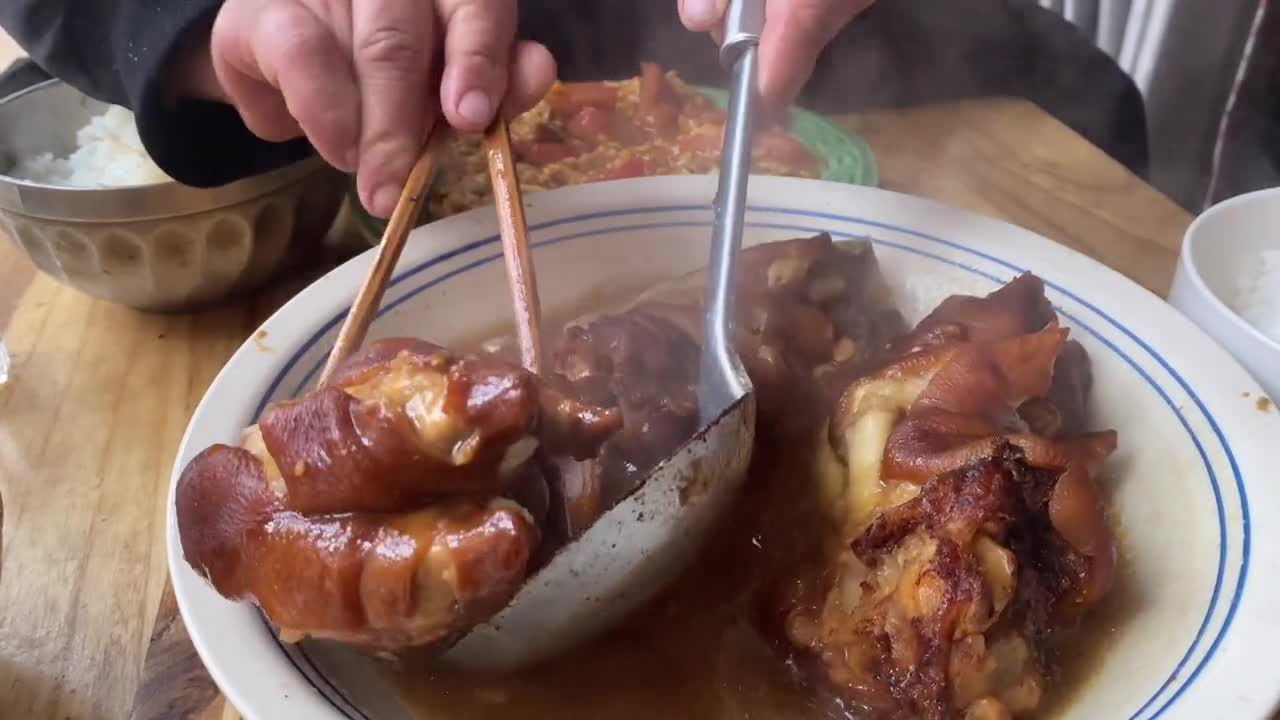 儿子要考试,胖龙买3个猪蹄做虎皮猪蹄,爷仨一人一个,啃得真香