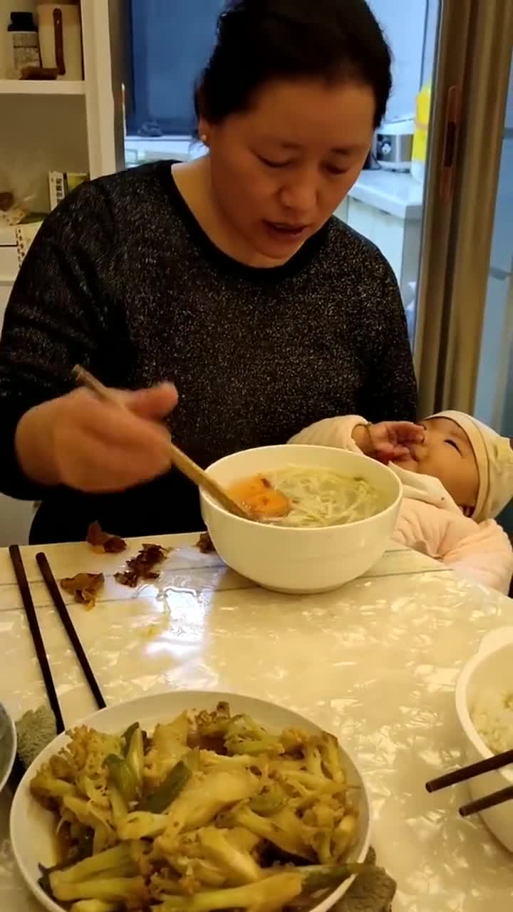 我说你吃饭我来抱,婆婆非要抱,宝宝吓一跳