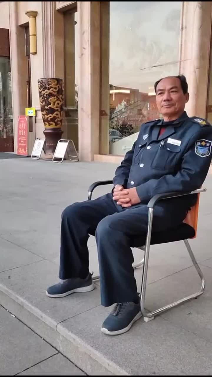 保安大叔为了偷懒,就做了一个头套戴在头上,还是被老板发现了!