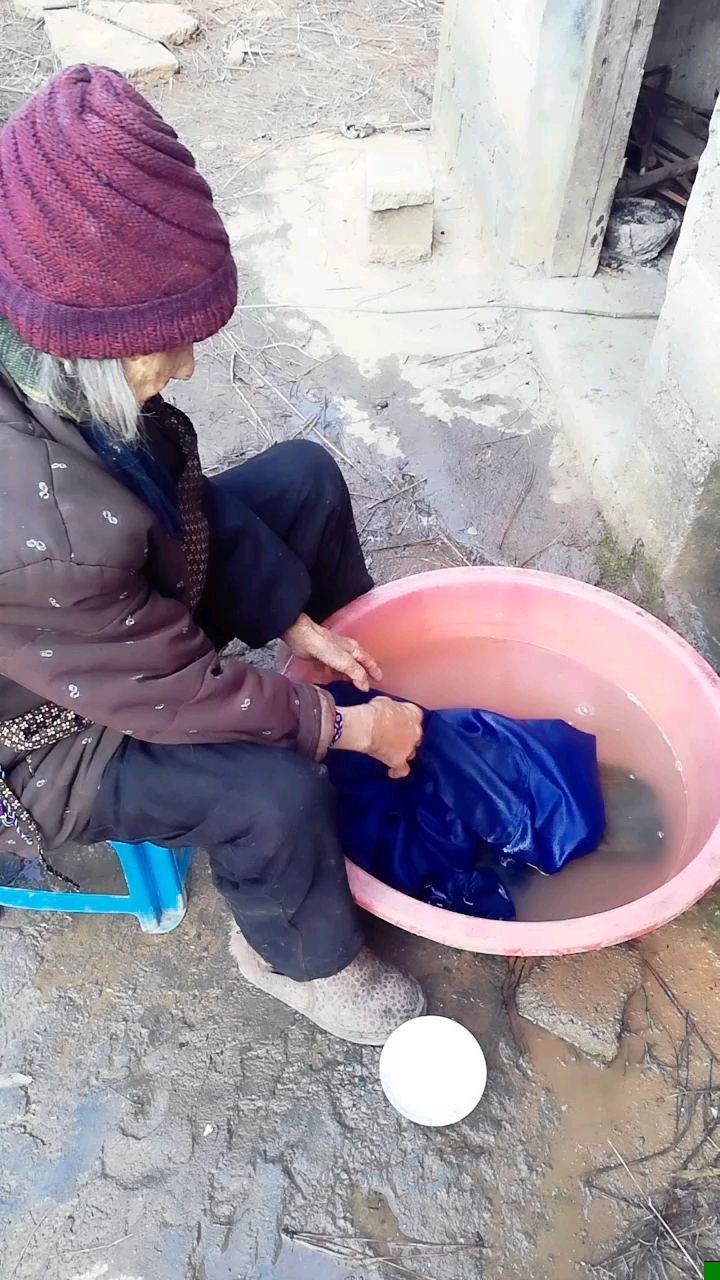 全民小助手老奶奶八十多岁了还要自己洗衣服,耳朵一点都听不见