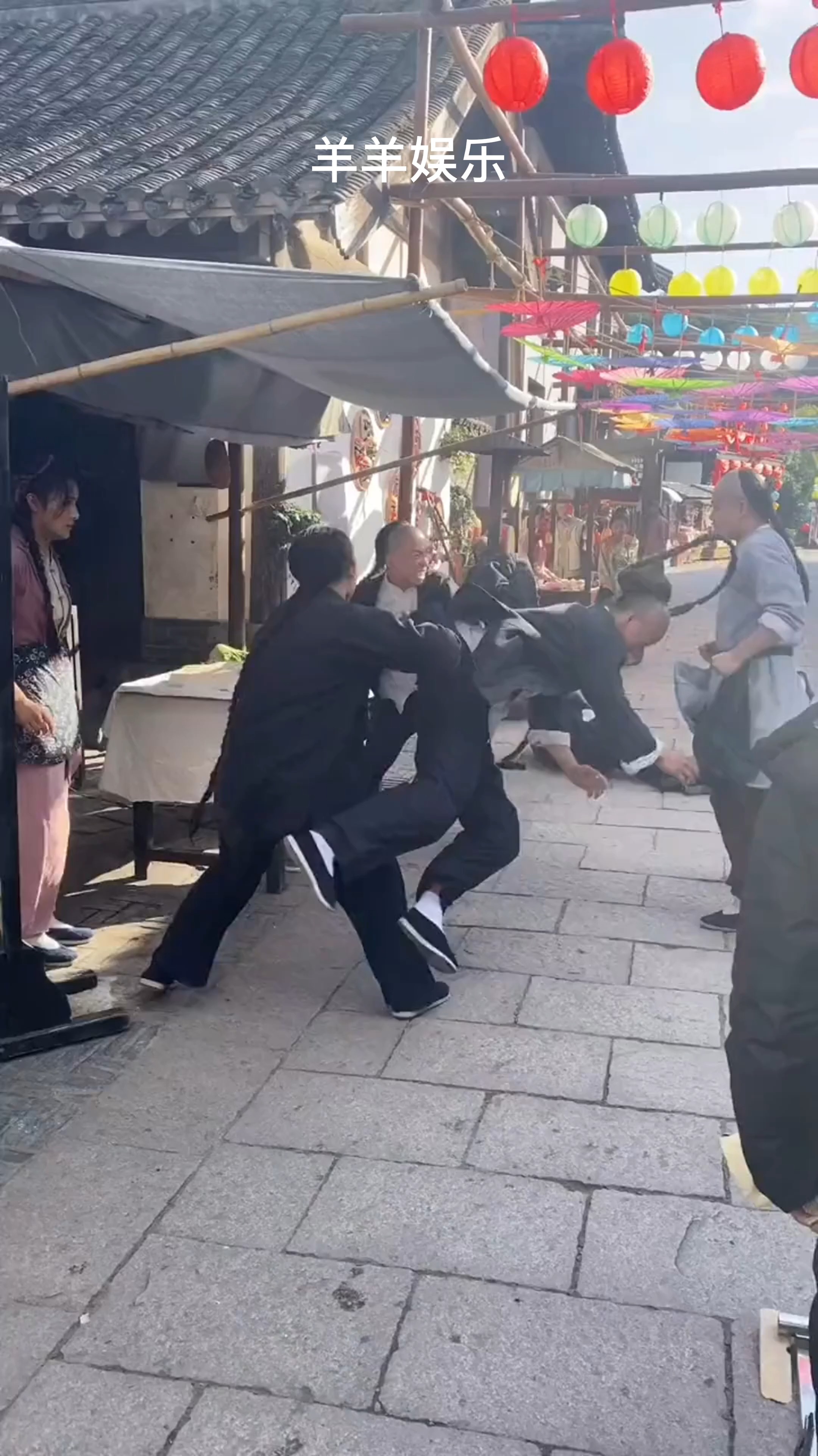 拍民国戏,在街上打斗,群众演员不容易