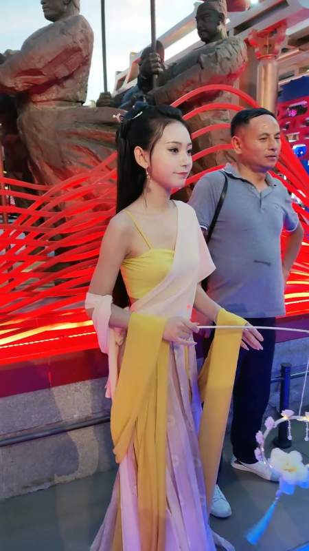 千艺仙女下凡来到美丽的西安大唐不夜城,粉丝们争先恐后的抢着和小姐