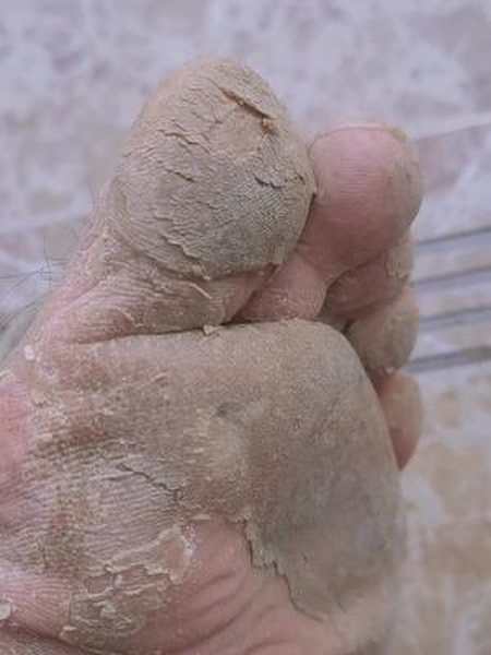 看到自己这双劳碌命的脚,突然心疼自己一下,这几天协助工人们做工捞