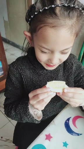 小孩吃柠檬来