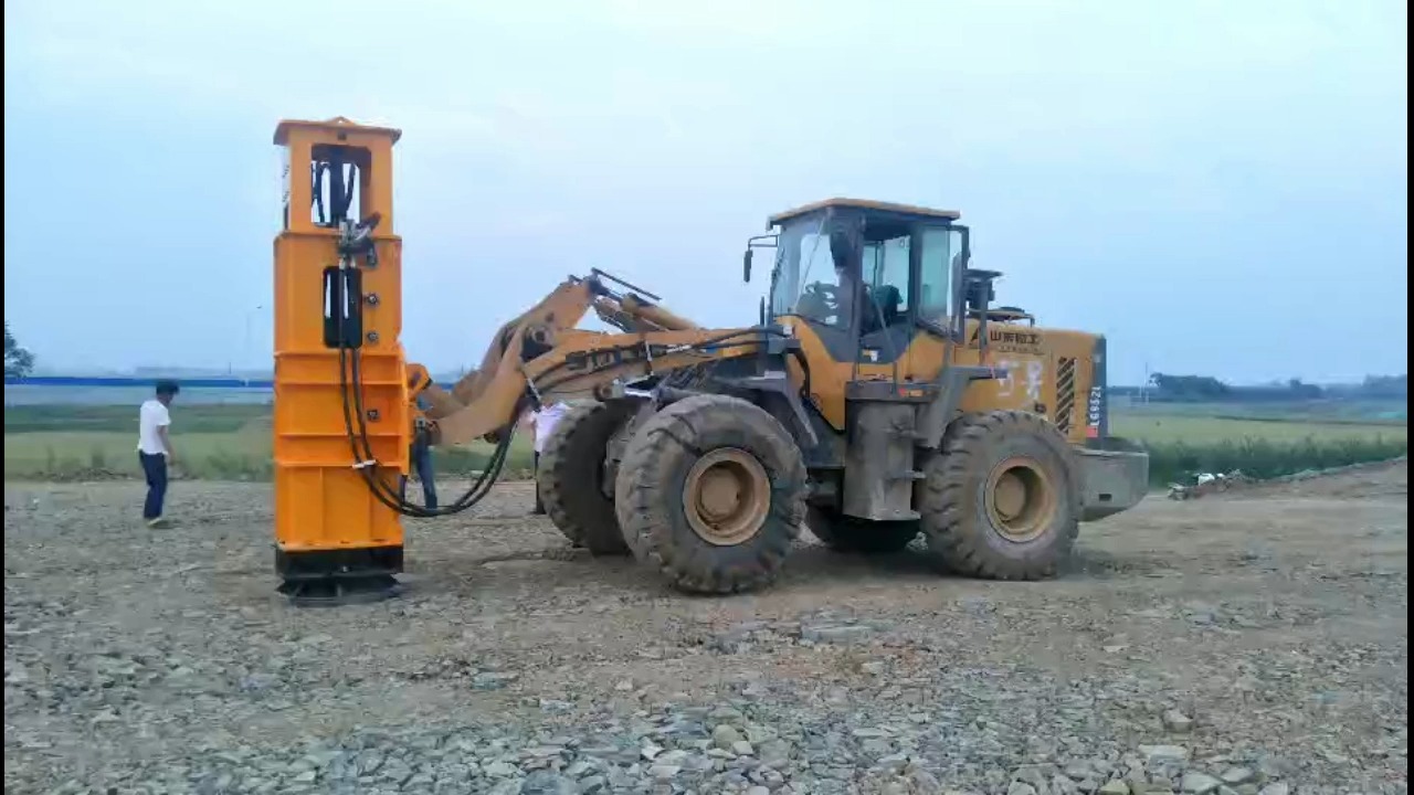 如此是如此简单的铲车打夯机施工现场施工中!