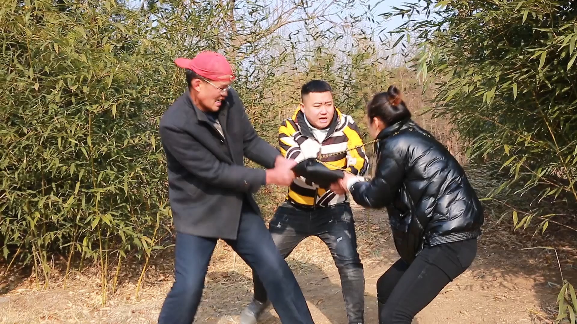 防诈骗#防诈骗,两人抢包遇到功夫乞丐,没想到一招都没有撑住!